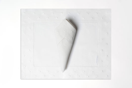 نقاط بيضاء على بيضاء