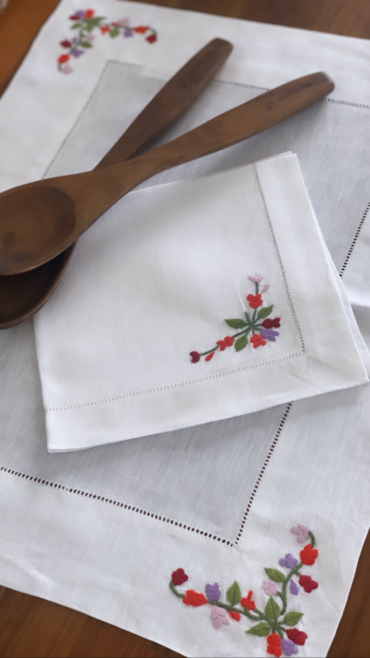 Berry floral Table Linens Set